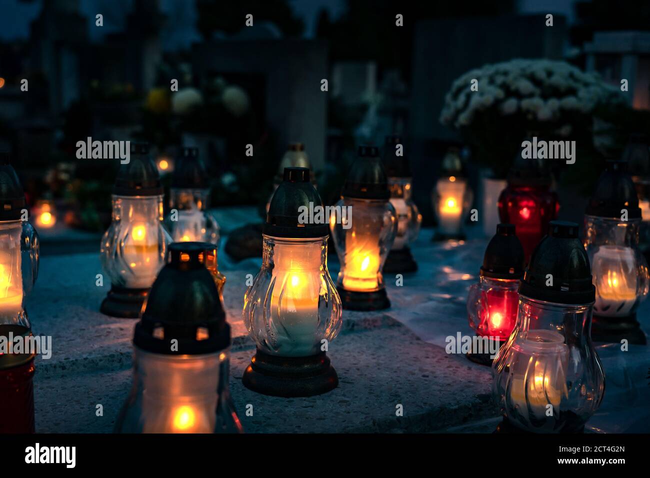 remembance candele lanterne nel cimitero in tutti i giorni santi Foto Stock