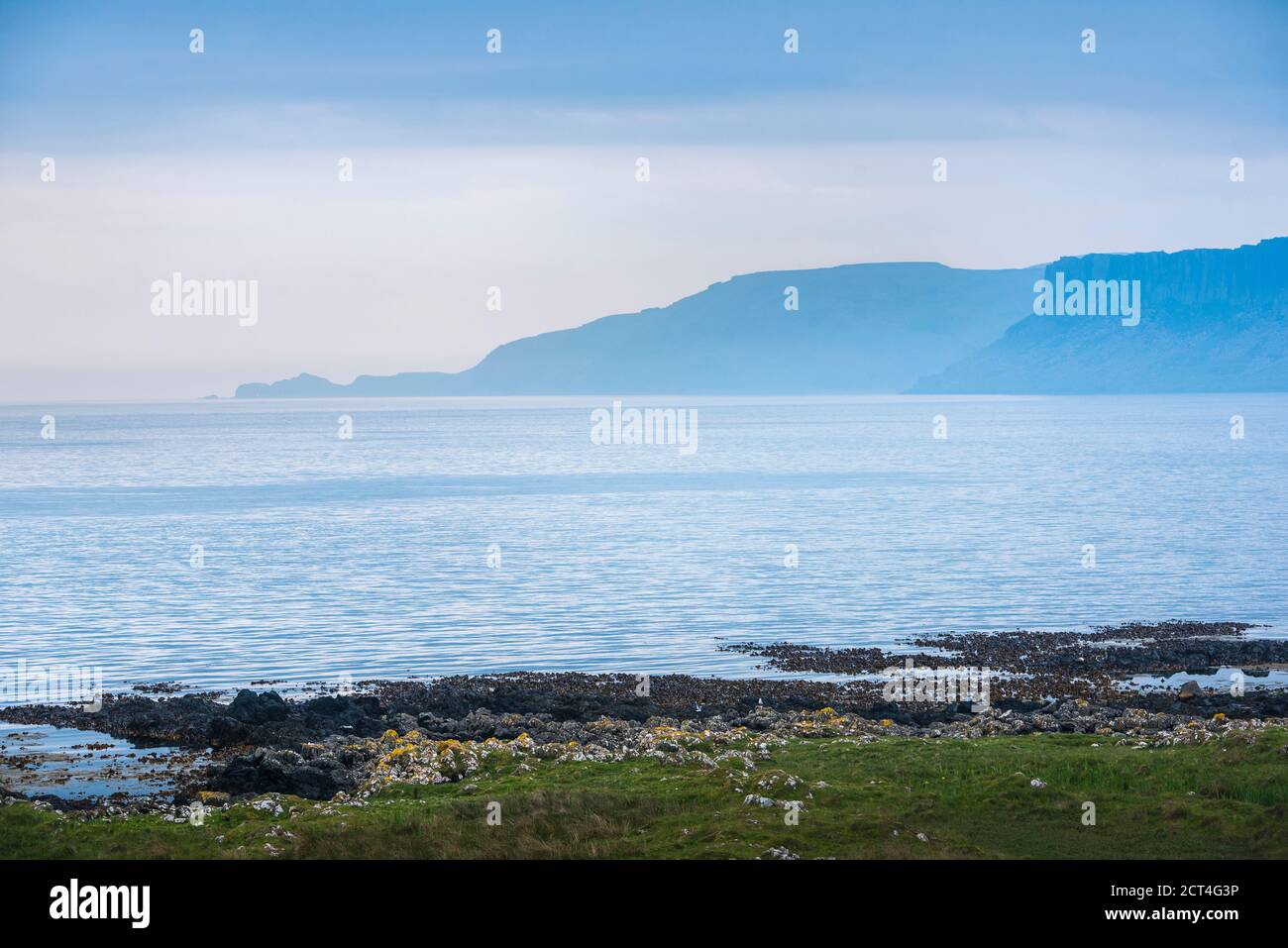Spettacolari scogliere stagcape e paesaggio su Rathlin Island, contea di Antrim, Irlanda del Nord, sfondo con spazio per la copia Foto Stock