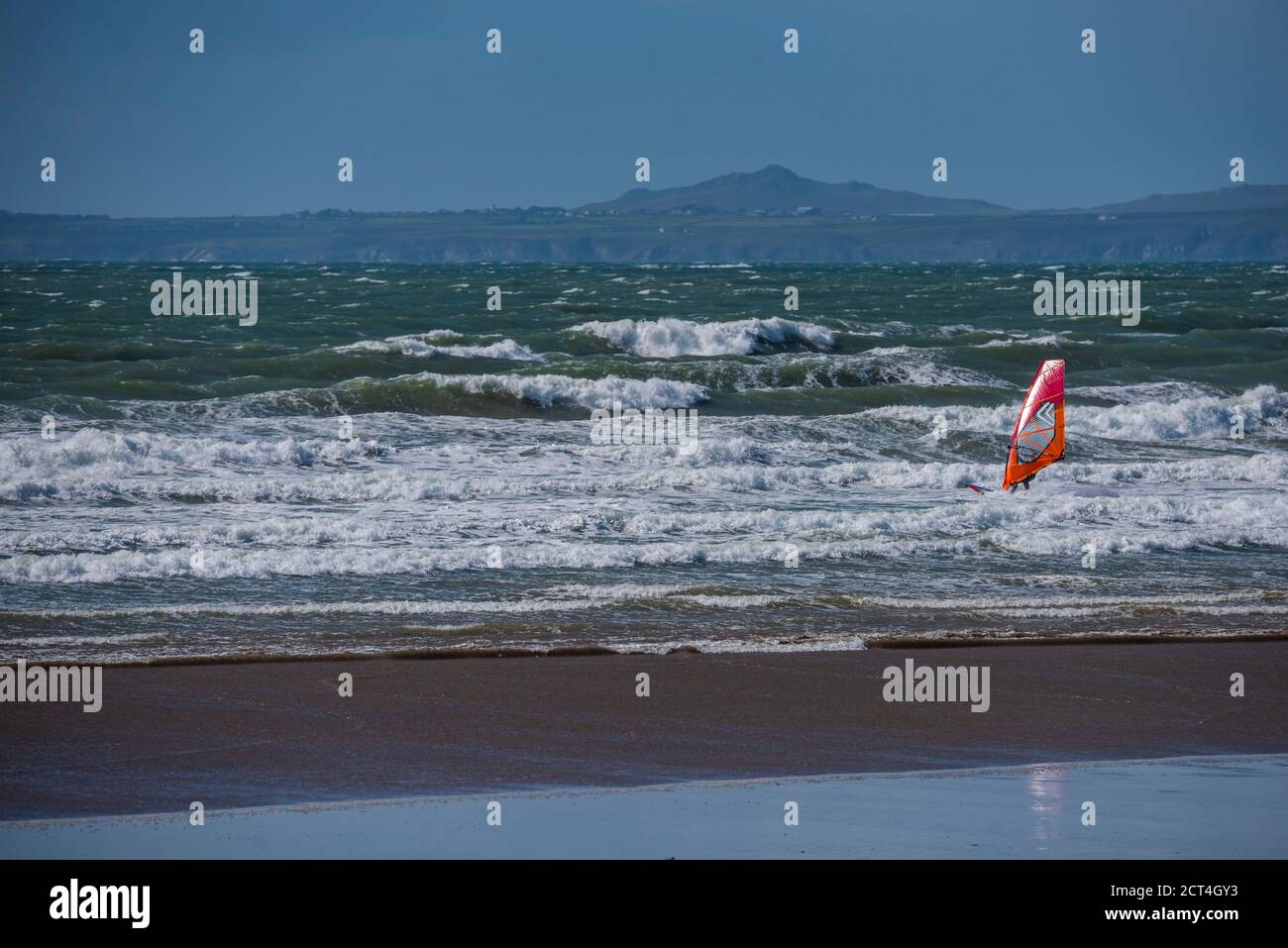 Windsurf su Broadhaven Beach, Pembrokeshire Coast National Park, Galles, Regno Unito Foto Stock