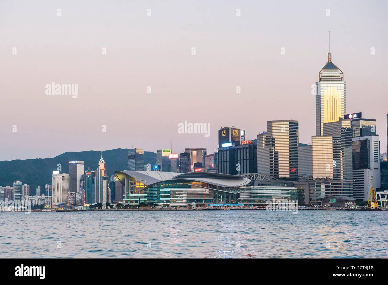 Isola di Hong Kong al tramonto, vista da Victoria Harbour, Hong Kong, Cina Foto Stock