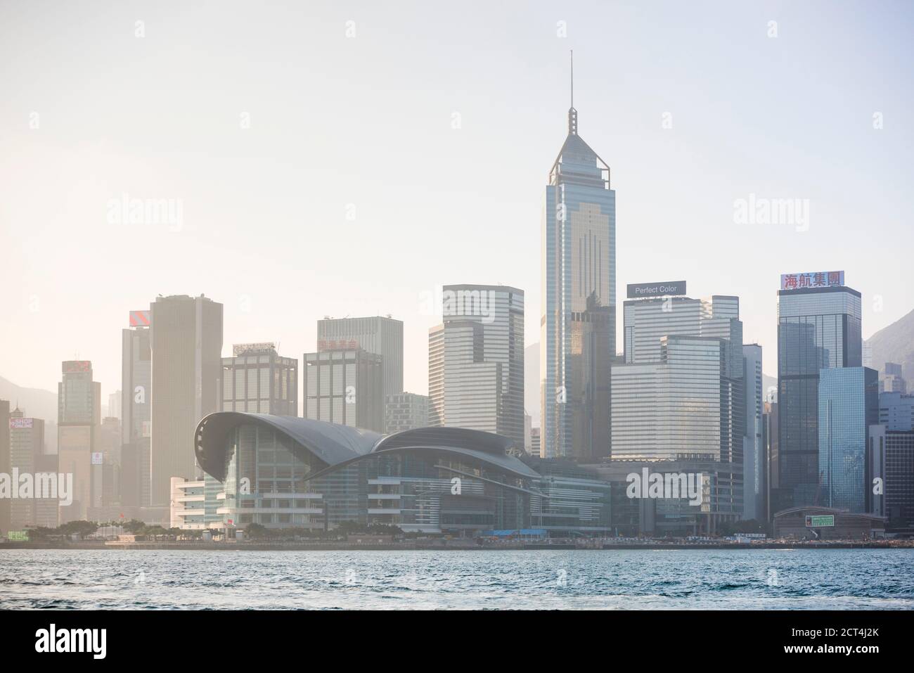 Isola di Hong Kong al tramonto, vista da Victoria Harbour, Hong Kong, Cina Foto Stock