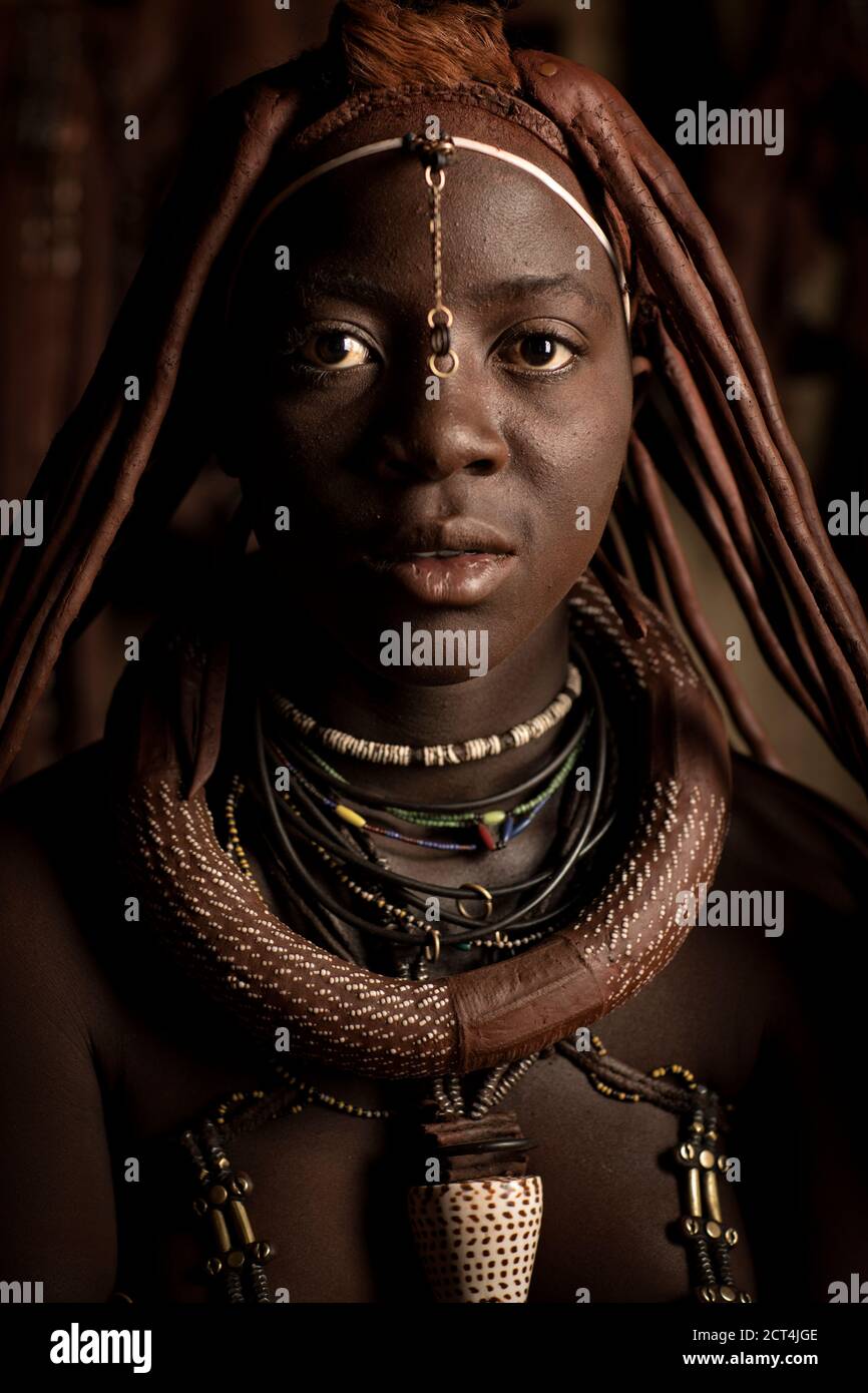 Una giovane donna Himba in posa per un ritratto a Epupa Falls, nella regione di Kunene, Namibia. Foto Stock