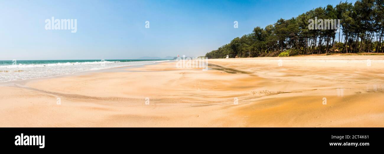 Spiaggia di sabbia bianca di Galgibag, con sabbia dorata e cielo blu, Goa meridionale, India Foto Stock