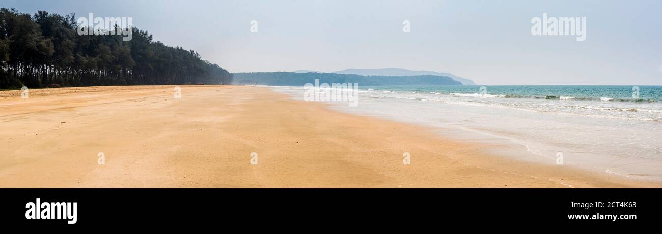 Spiaggia di sabbia bianca di Galgibag, con sabbia dorata e cielo blu, Goa meridionale, India Foto Stock