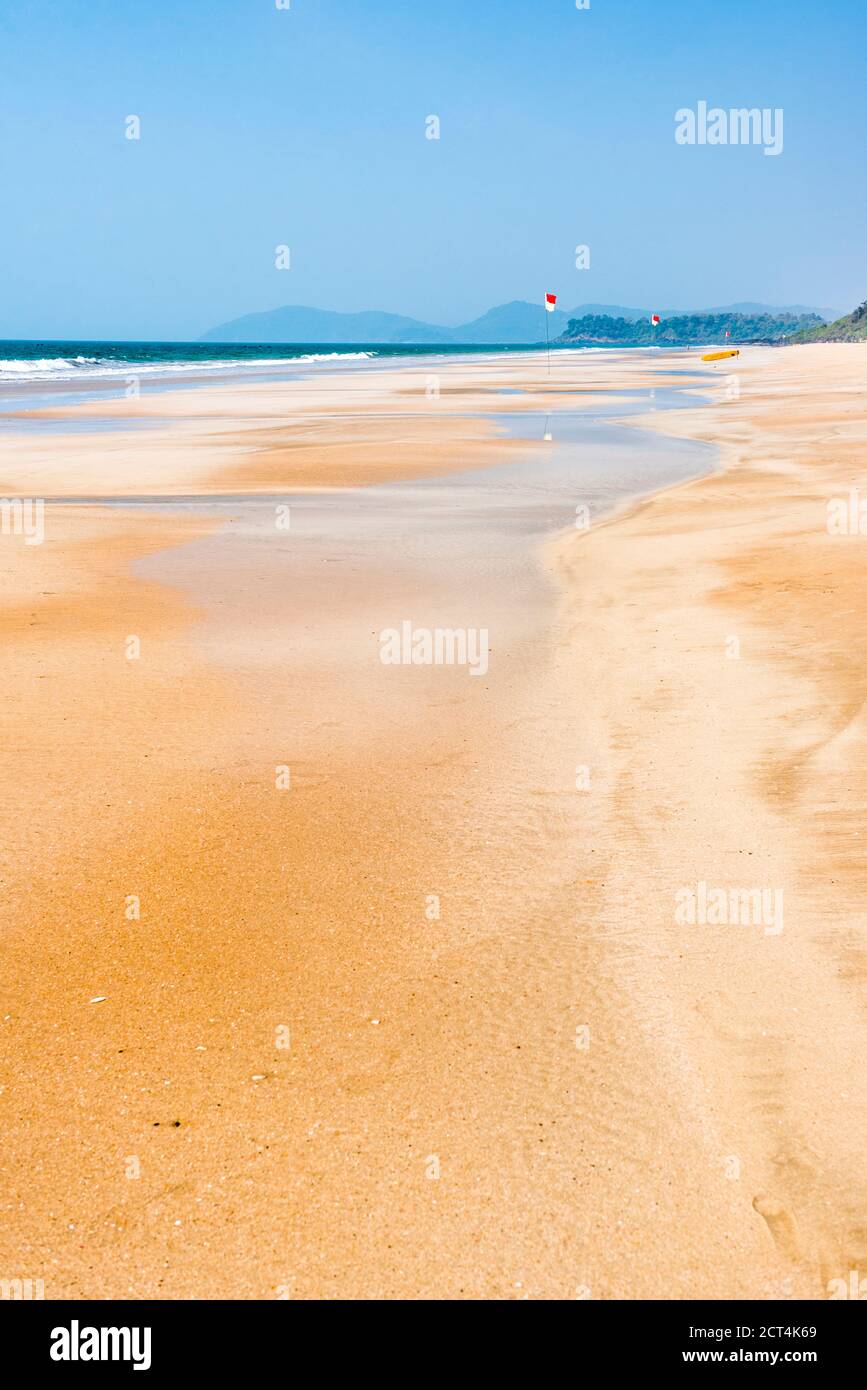 Spiaggia di sabbia bianca di Galgibag, con sabbia dorata e cielo blu, Goa meridionale, India Foto Stock