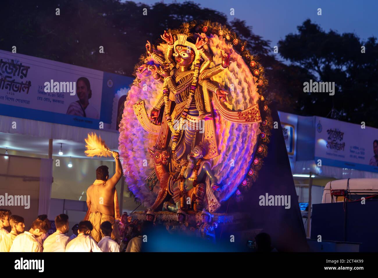 Calcutta, Bengala Occidentale, India, Ottobre 2019 : Durga Pooja a Kolkata. Sacerdote indù e devoti adorano la dea Durga. Rituali del festival indiano a ni Foto Stock