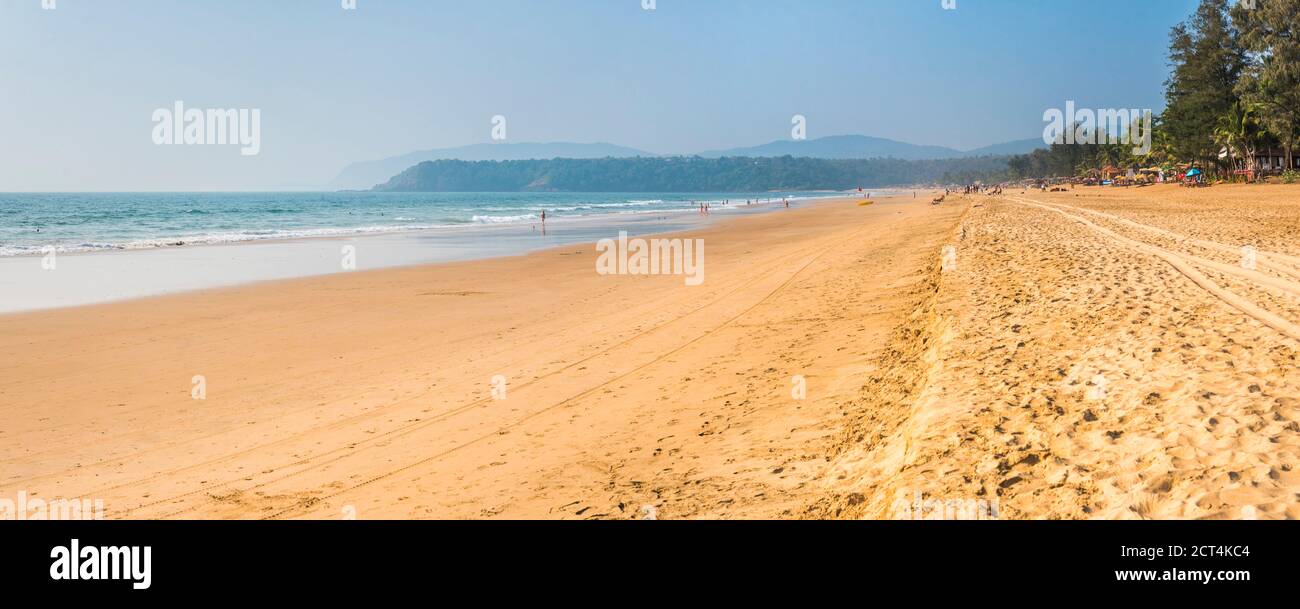 Spiaggia tropicale di sabbia bianca di Agonda, con sabbia dorata e cielo blu, Costa di Goa Sud, India Foto Stock