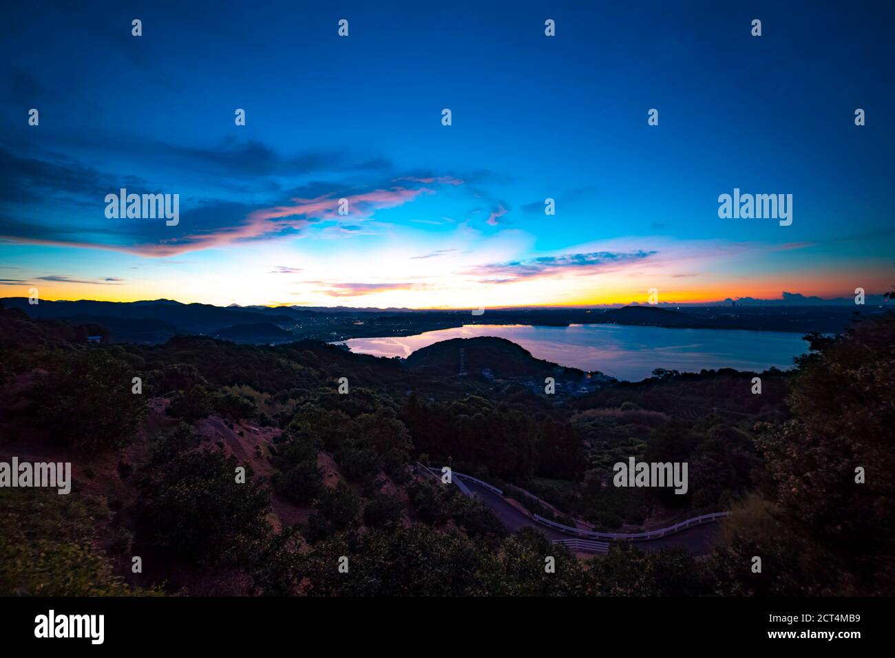 Un'alba vicino al lago Okuhamana nell'alto angolo di Hamamatsu Shizuoka ampio scatto Foto Stock