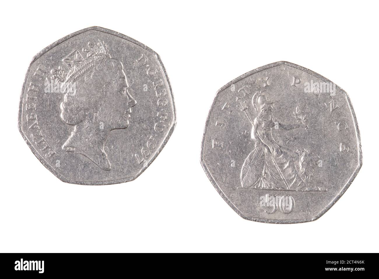 Primo piano di una moneta inglese da 50 Pence isolata uno sfondo bianco Foto Stock