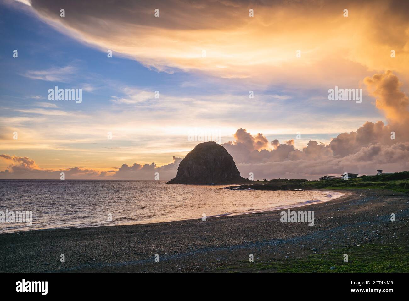 Scenario di Mantou Rock situato a Lanyu al tramonto Foto Stock