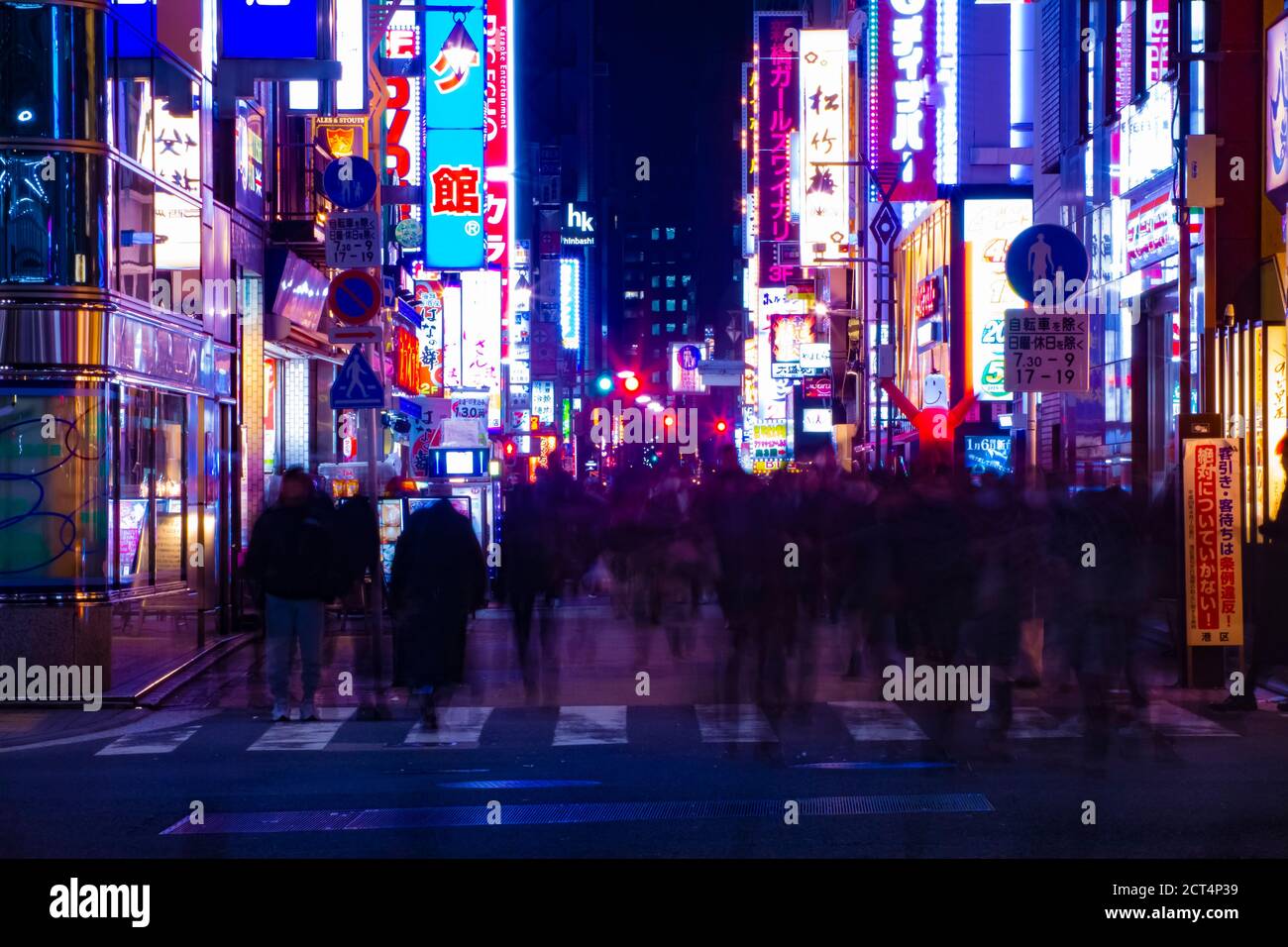 Una strada al neon di notte nel centro di Shinbashi Tokyo lungo colpo Foto Stock