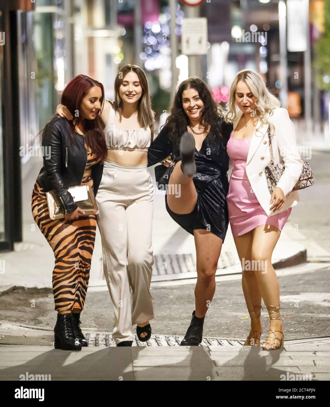 Persone fuori nel centro di Manchester. Gli ultimi dati di Public Health England mostrano che 672 nuovi casi di Covid-19 sono stati registrati nella città nei sette giorni fino a settembre 17. Foto Stock