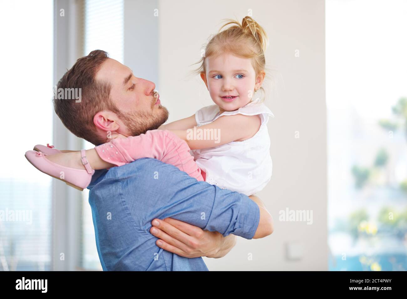 Famiglia con padre singolo e figlia a casa Foto Stock