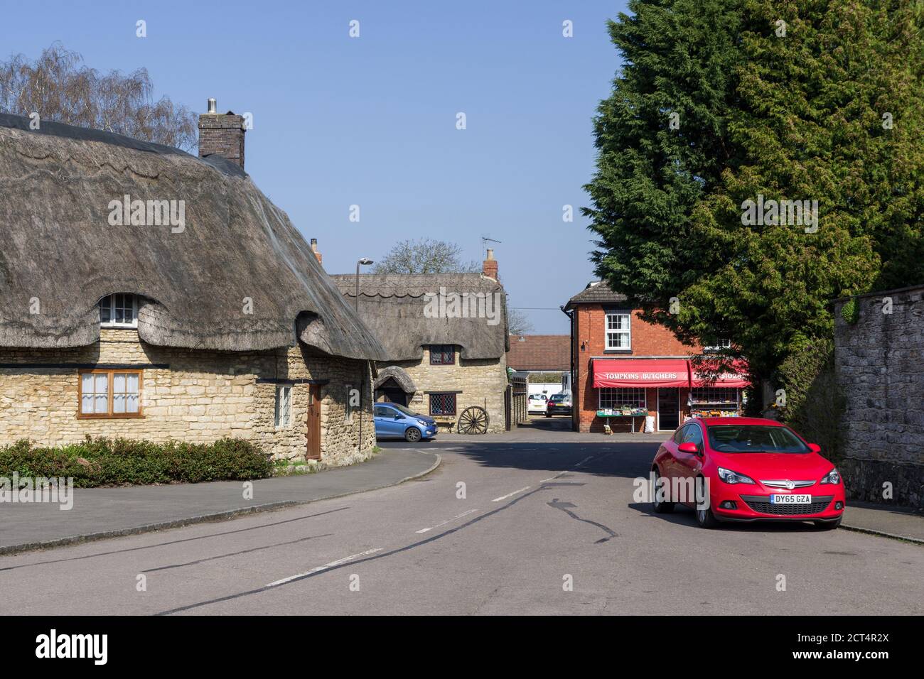 Scena di strada, Piazza del mercato nel villaggio di Hanslope, Buckinghamshire, Regno Unito Foto Stock