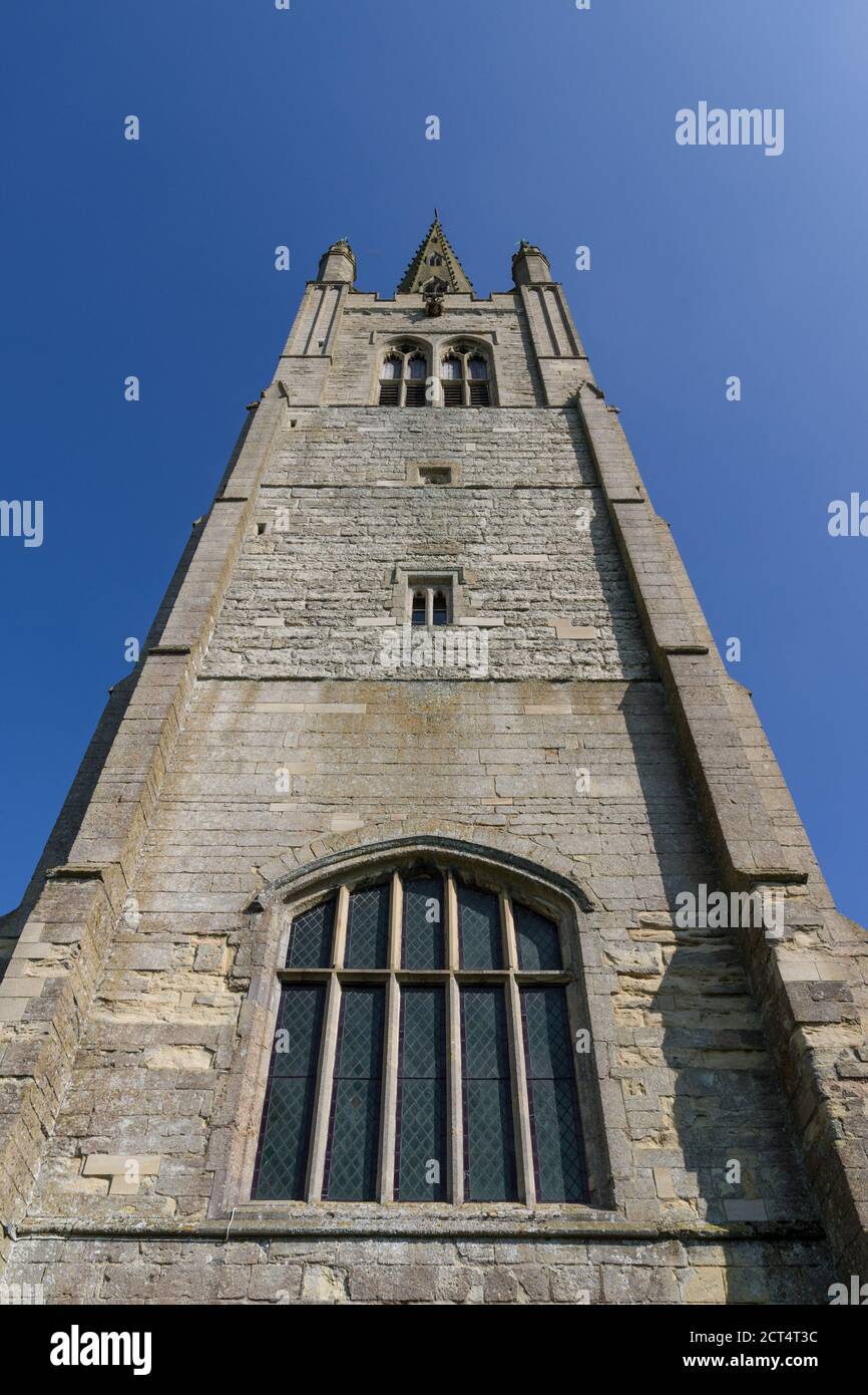 La chiesa di San Giacomo il Grande con la sua alta guglia perpendicolare, Hanslope, Buckinghamshire, Regno Unito Foto Stock