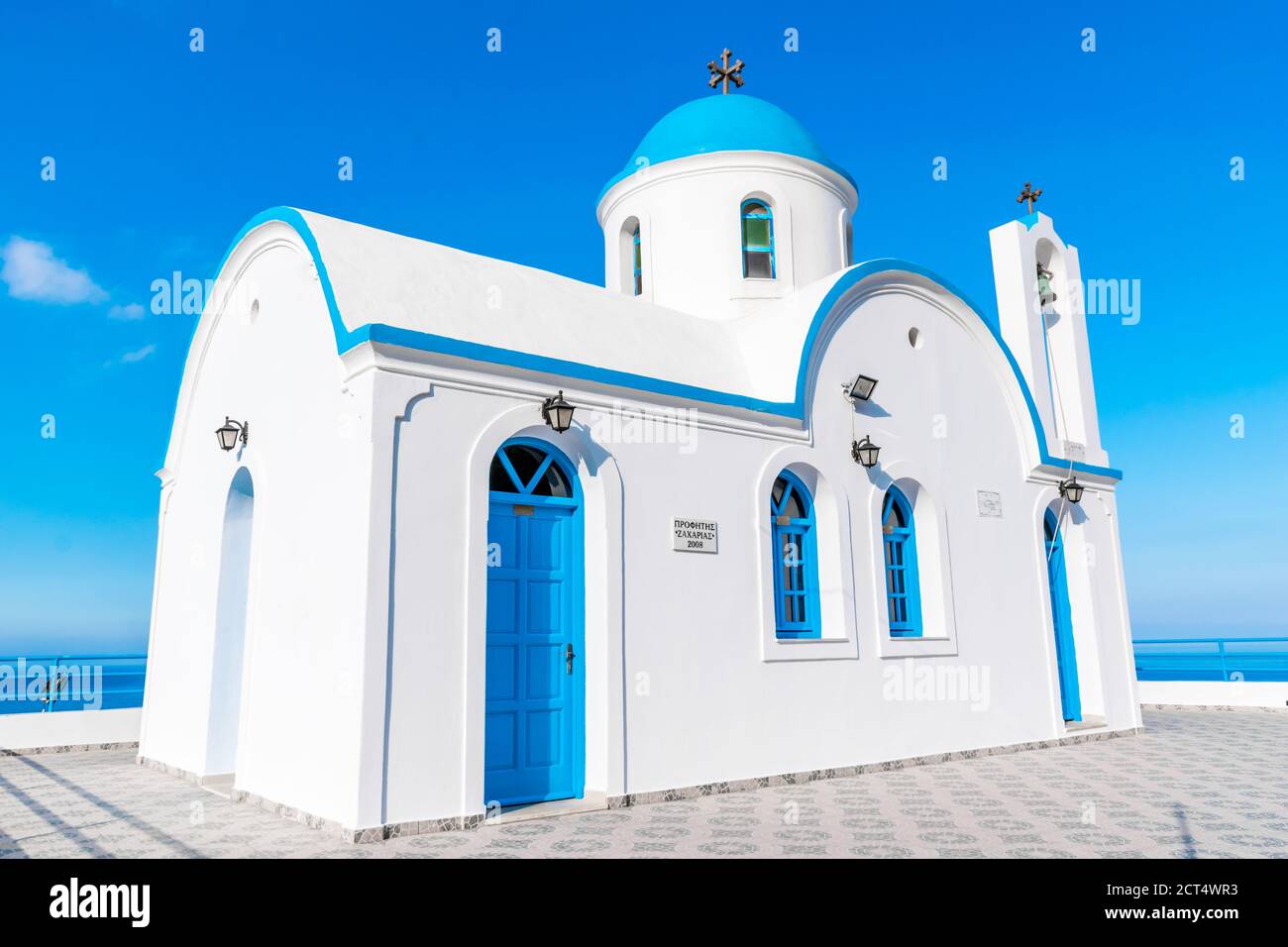 Tradizionale Chiesa greca Ortodossa Bianca e Blu su Karpathos, Isola Dodecanese, Grecia Foto Stock