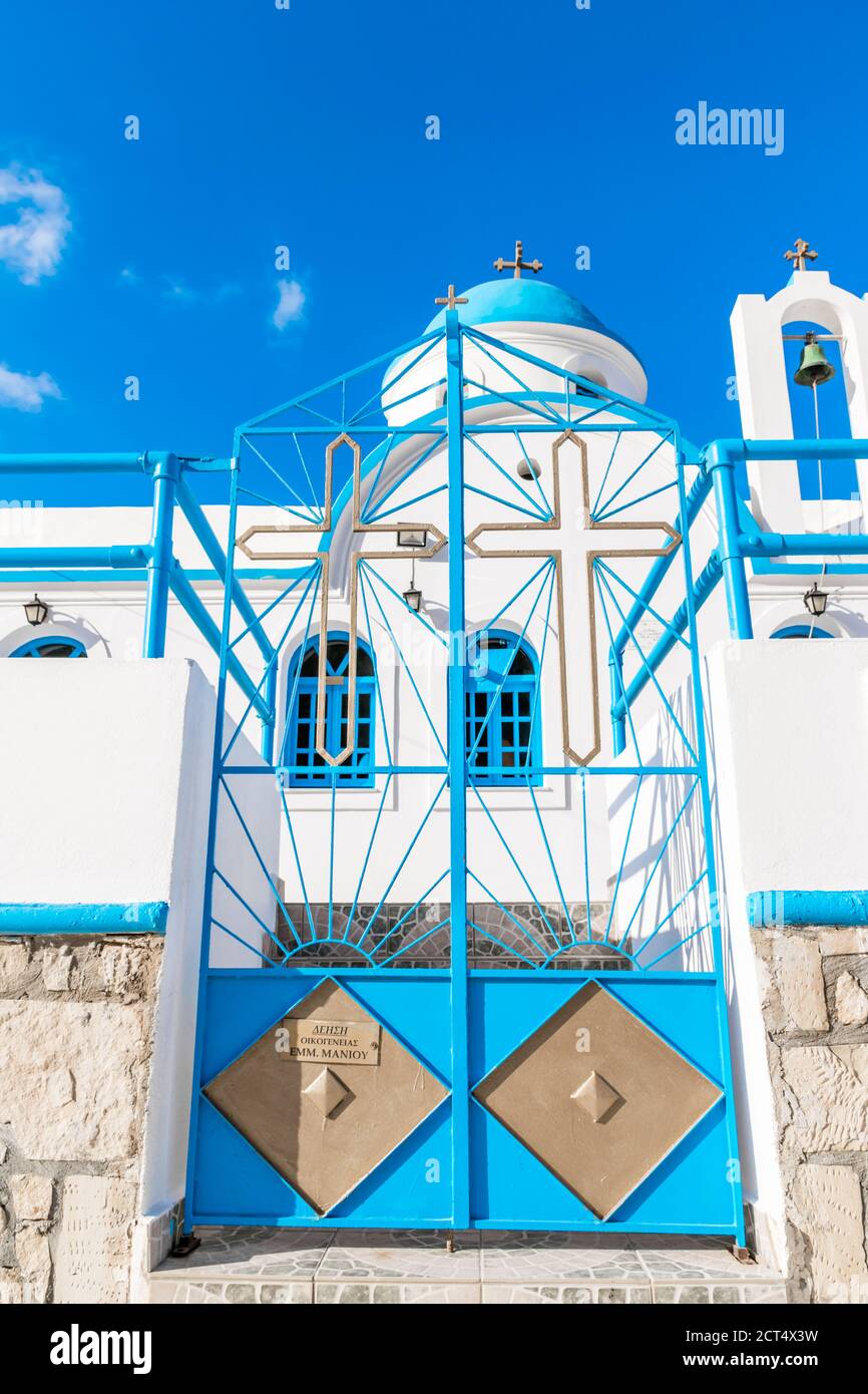 Blue and Gold Chapel Gate, Cappella bianca tradizionale con cupola blu e piccolo campanile proprio dietro, Karpathos Island, Grecia Foto Stock