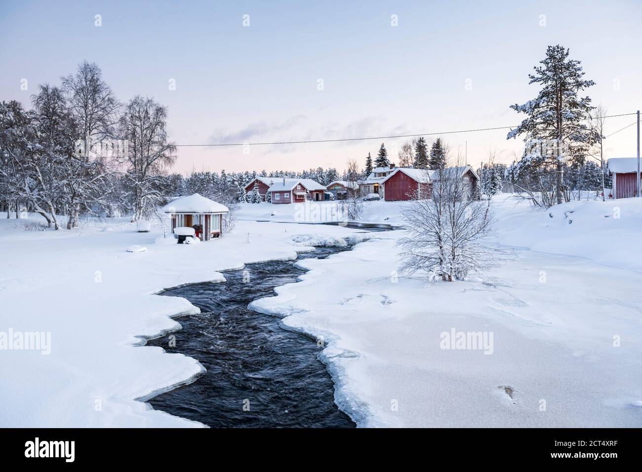 Piccolo villaggio all'interno del Circolo polare Artico in Lapponia finlandese, Finlandia Foto Stock