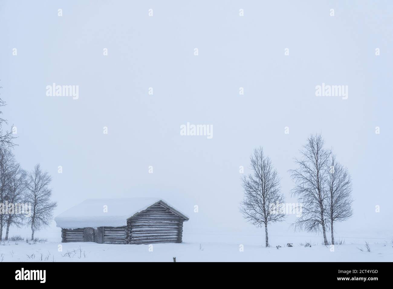 Cabina in un freddo paesaggio invernale in Lapponia all'interno del Circolo polare artico in Finlandia Foto Stock