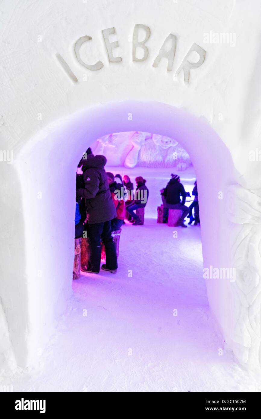 Ice bar per un drink in vacanza in Lapponia a Natale in Finlandia, Europa Foto Stock
