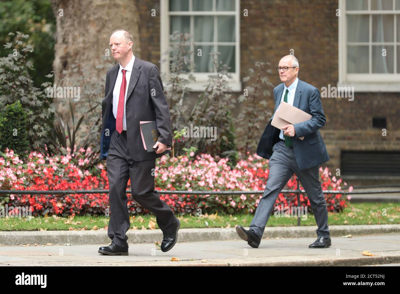 Il capo medico del governo Chris Whitty (a sinistra) e il capo consulente scientifico Patrick Vallance arrivano a Downing Street, Londra, prima di un briefing per spiegare come il coronavirus si sta diffondendo nel Regno Unito e i potenziali scenari che potrebbero verificarsi con l'avvicinarsi dell'inverno. Foto Stock