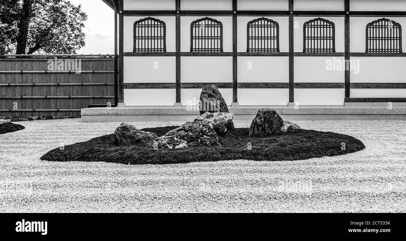 Giardino di roccia al tempio di Ninna-ji, Kyoto, Giappone Foto Stock