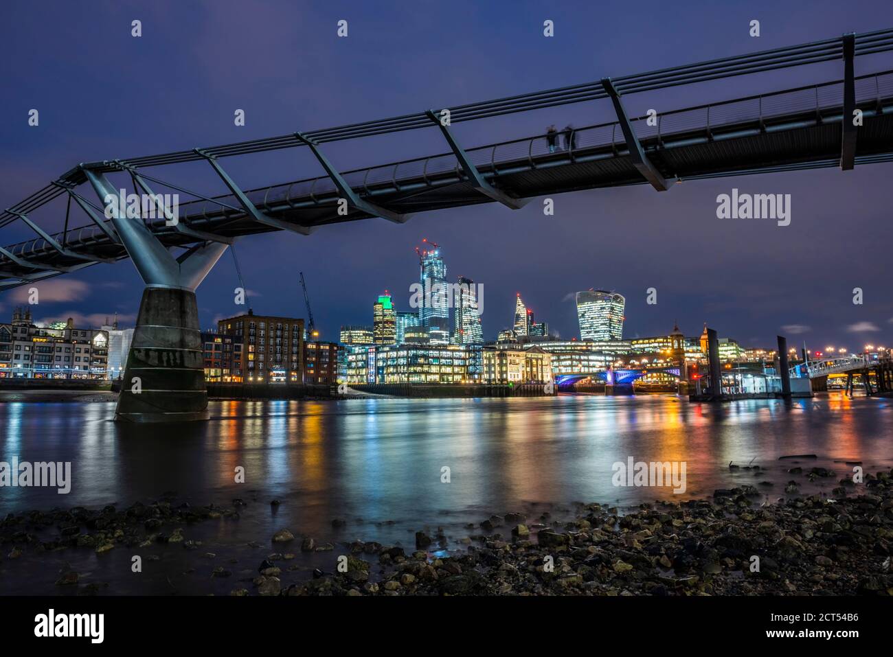 Millennium Bridge e la City of London di notte, City of London, London, England Foto Stock