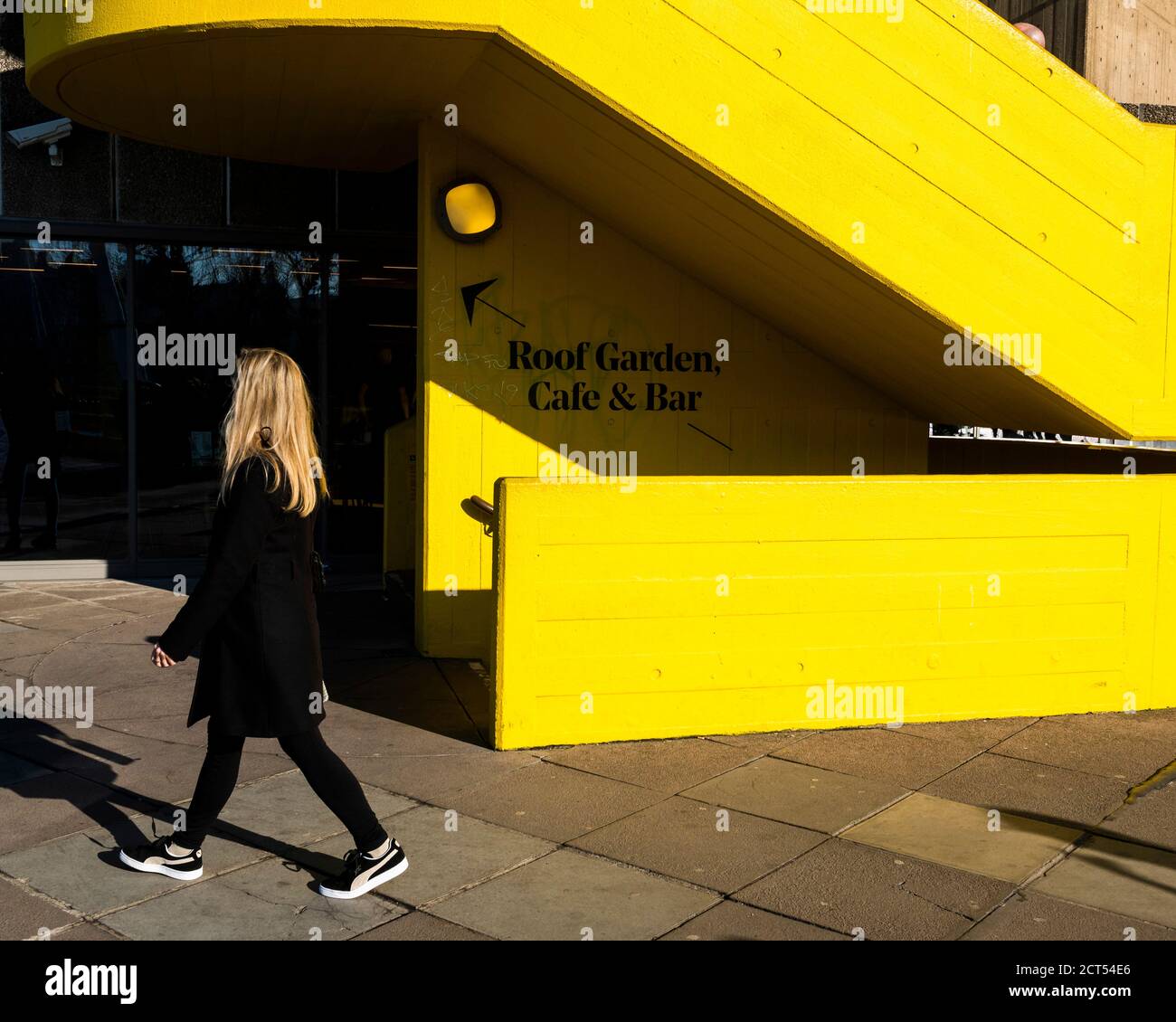 Scena di strada al Southbank Center Yellow Steps, Southwark, Londra, Inghilterra Foto Stock