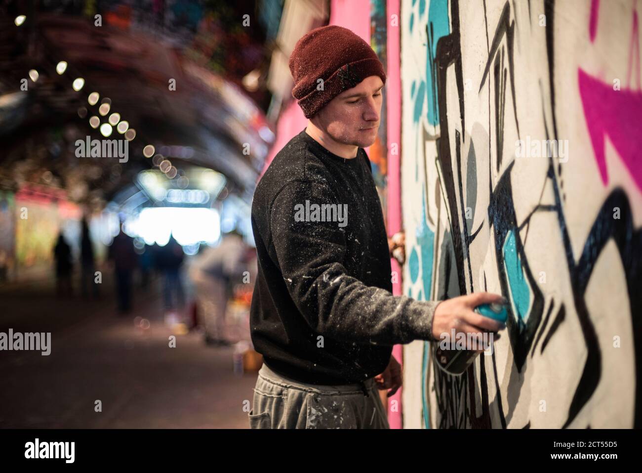 Graffiti Artist at Waterloo Leake Street Graffiti Tunnels nel centro di Londra, Inghilterra, Regno Unito Foto Stock