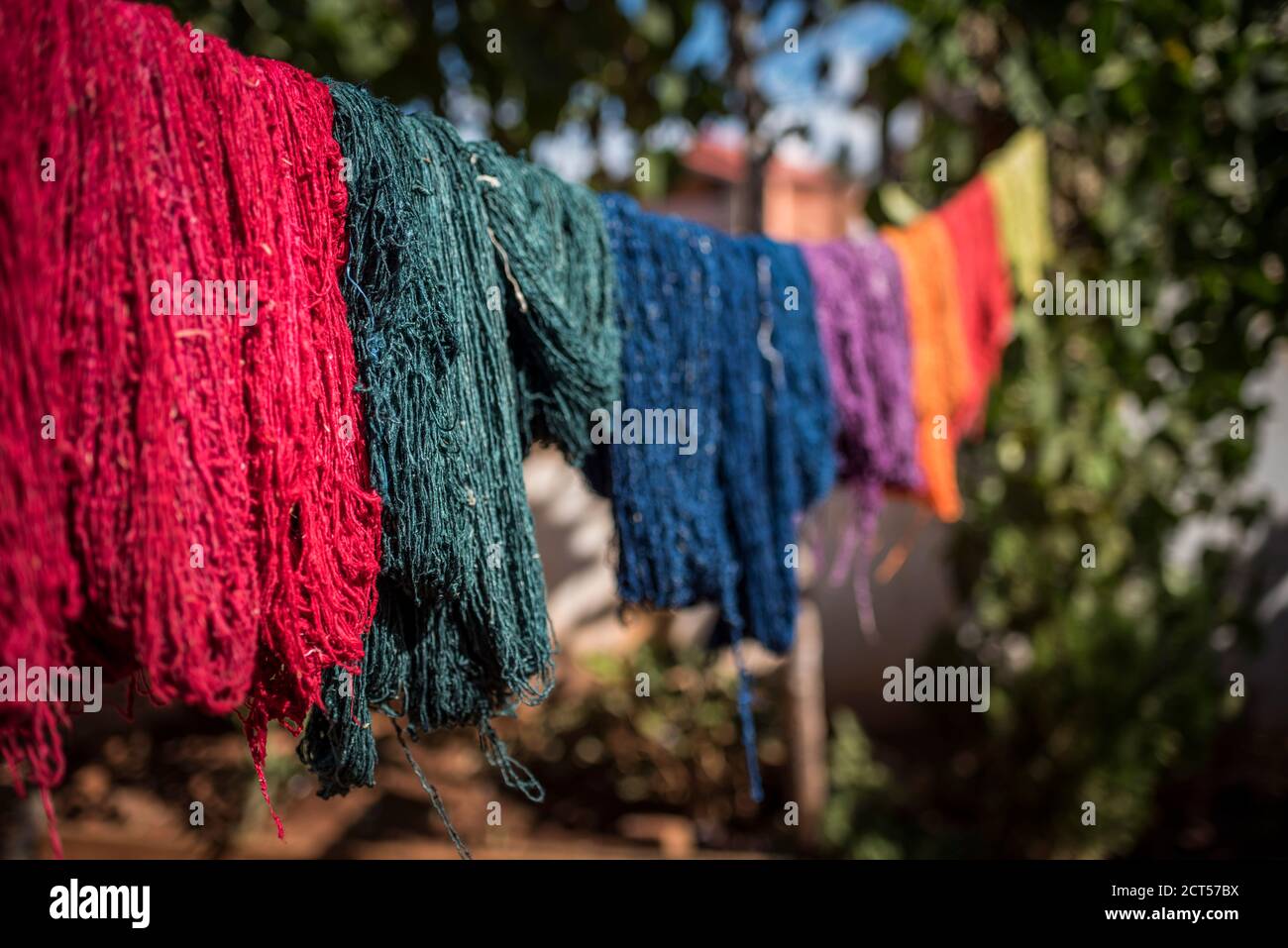 Seta tinta che si stende ad asciugare, Ambalavao, Madagascar Central  Highlands Foto stock - Alamy