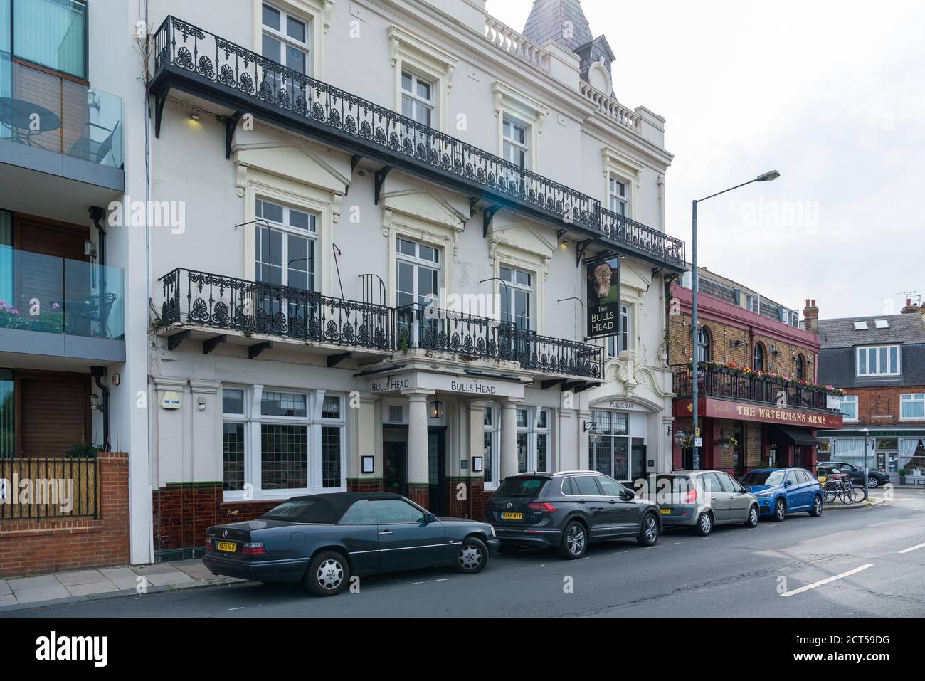 Le case pubbliche e i ristoranti di Bulls Head e Watermans Arms sul lungofiume in Lonsdale Road, Barnes, Londra, Inghilterra, Regno Unito Foto Stock