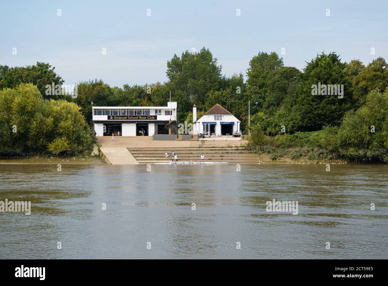 Emanuel School Boat Club visto dall'altra parte del fiume dal lato di Barnes, Londra, Inghilterra, Regno Unito Foto Stock