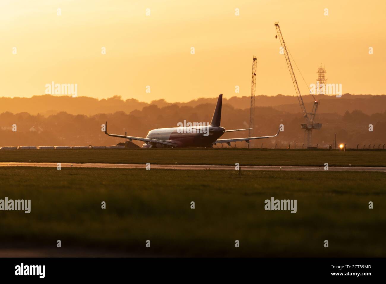 WizAir Airbus Airliner che tassano il 18 settembre 2020 dall'aeroporto di Londra Luton, Bedfordshire, Regno Unito Foto Stock