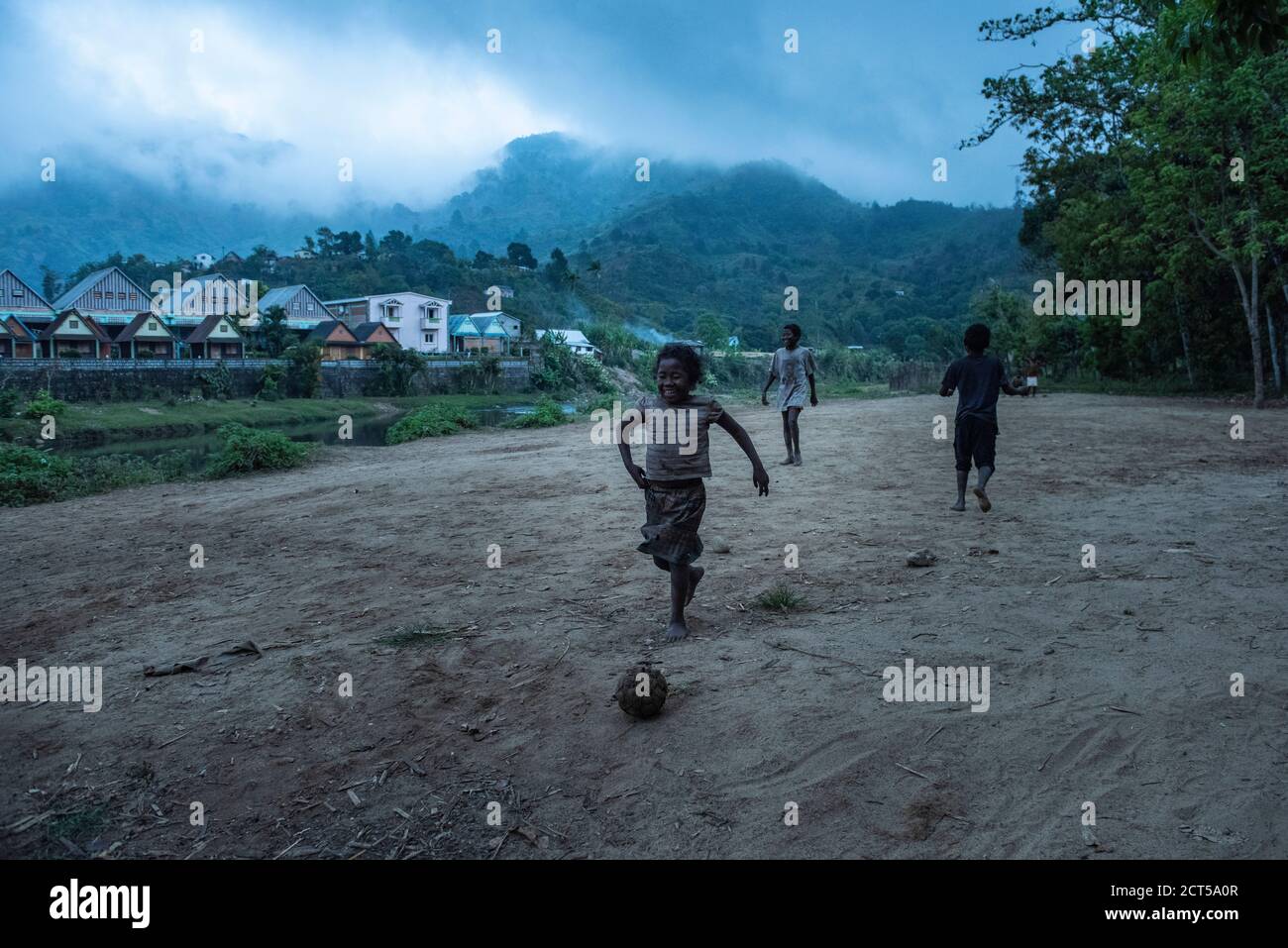 Bambini che giocano a calcio all'alba a Ranomafana, nella regione di Haute Matsiatra, Madagascar Foto Stock