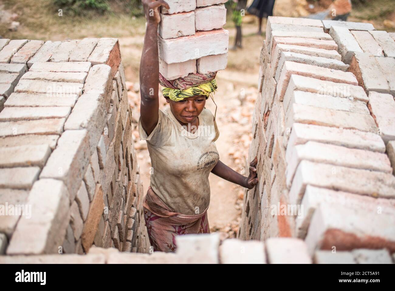 Lavoratori di mattoni vicino a Ranomafana, Haute Matsiatra Regione, Madagascar Foto Stock