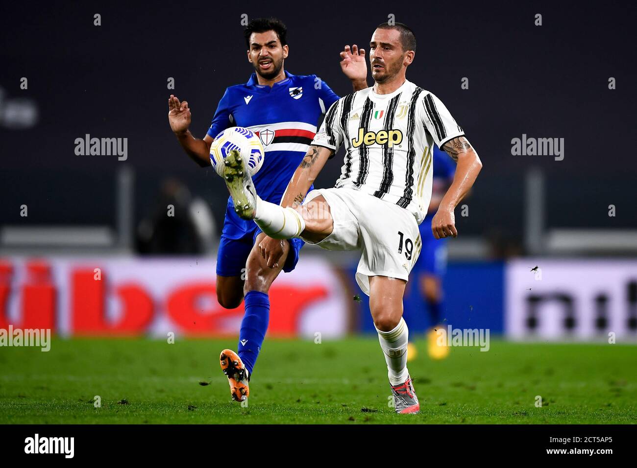 Torino, Italia - 20 settembre 2020: Leonardo Bonucci (R) della Juventus FC viene sfidato da Mehdi Leris della UC Sampdoria durante la Serie A Football Match tra Juventus FC e UC Sampdoria. Juventus FC ha vinto 3-0 su UC Sampdoria. Credit: Nicolò campo/Alamy Live News Foto Stock