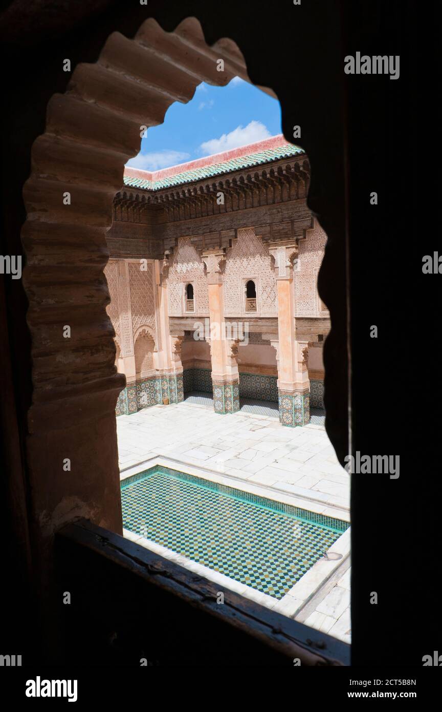 Foto del cortile centrale di Medersa ben Youssef, la vecchia scuola islamica, Marrakech (Marrakech) vecchia Medina, Marocco, Africa settentrionale, Africa Foto Stock