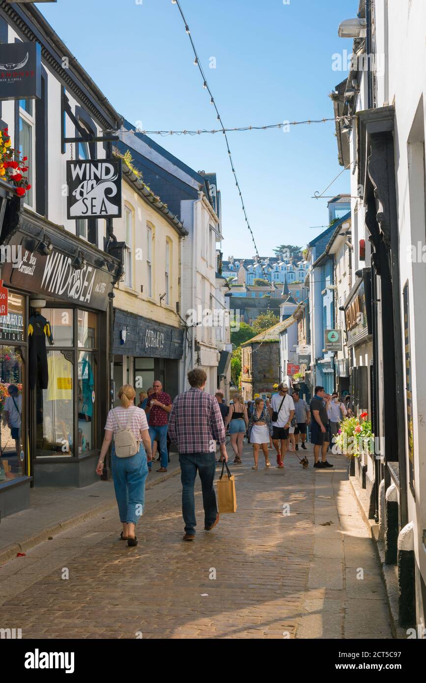 St Ives città, vista in estate di persone che camminano lungo Fore Street - la principale via dello shopping a St Ives, Cornovaglia, Inghilterra sudoccidentale, Regno Unito Foto Stock
