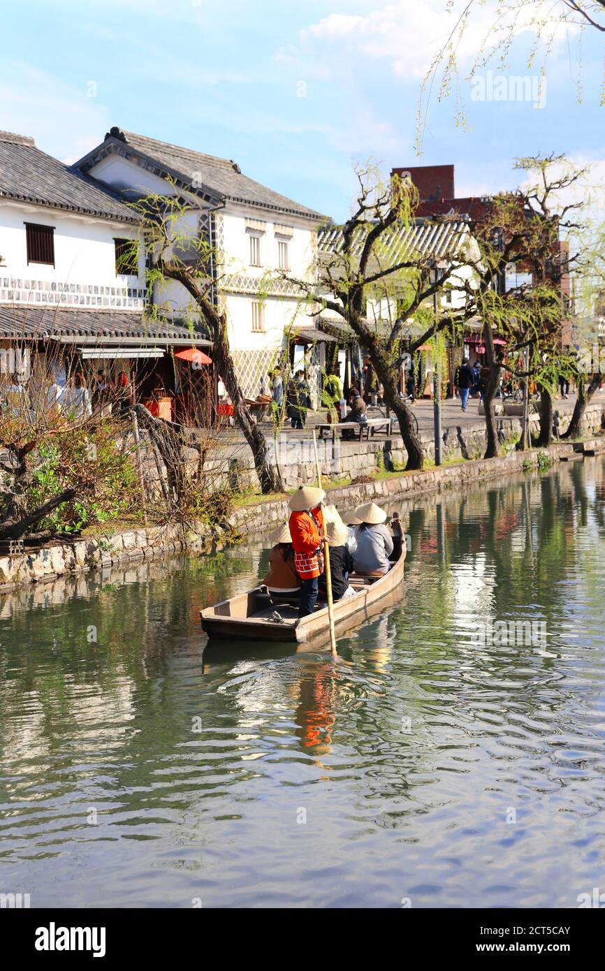Giro in barca sul canale per visite turistiche. Turisti in barca vecchio stile, canale Kurashiki nel quartiere Bikan, Kurashiki città, Giappone Foto Stock