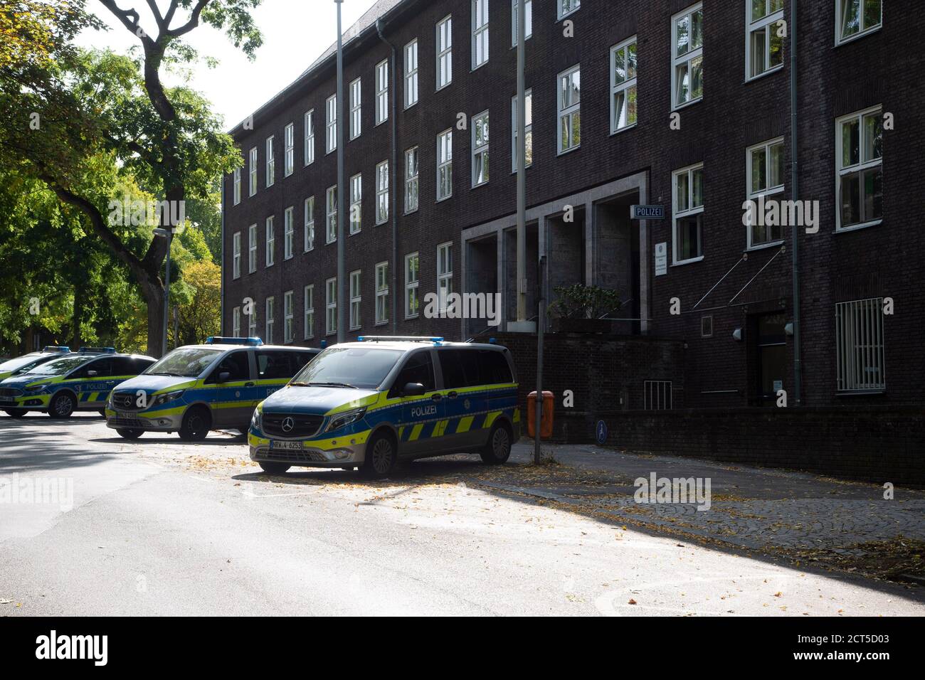 Muelheim, Germania. 17 Settembre 2020. Gli agenti di polizia di Muelheim sono stati sospesi dopo la presunta appartenenza a una rete estremista di destra. La nostra foto mostra le auto della polizia, le auto di pattuglia, di fronte alla stazione di polizia di Muelheim a von Bock-Strasse, caratteristica, foto simbolo, motivo di confine, 09/17/2020. Â | utilizzo in tutto il mondo Credit: dpa/Alamy Live News Foto Stock