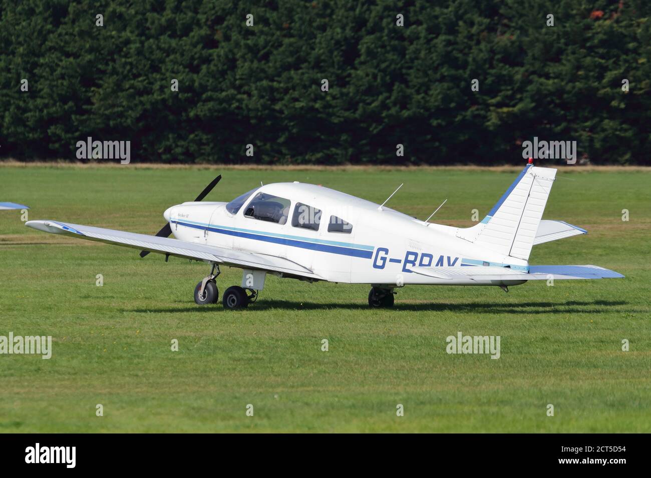 Piper PA-28 parcheggiata presso l'aeroporto White Waltham Airfield, Regno Unito Foto Stock