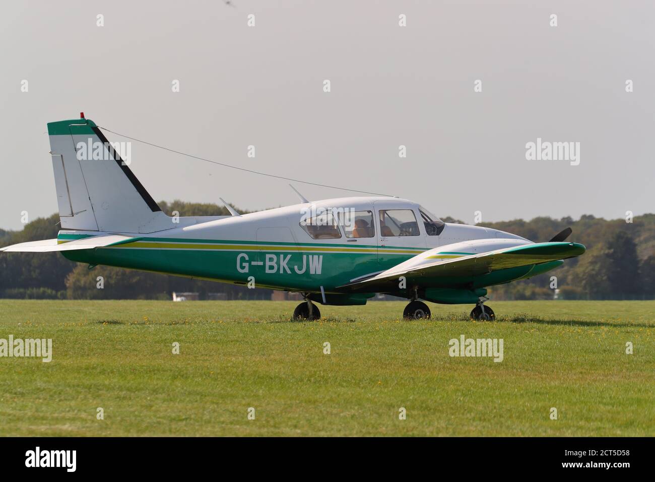 Piper PA-23 G-BKJW parcheggiato al White Waltham Airfield, Regno Unito Foto Stock