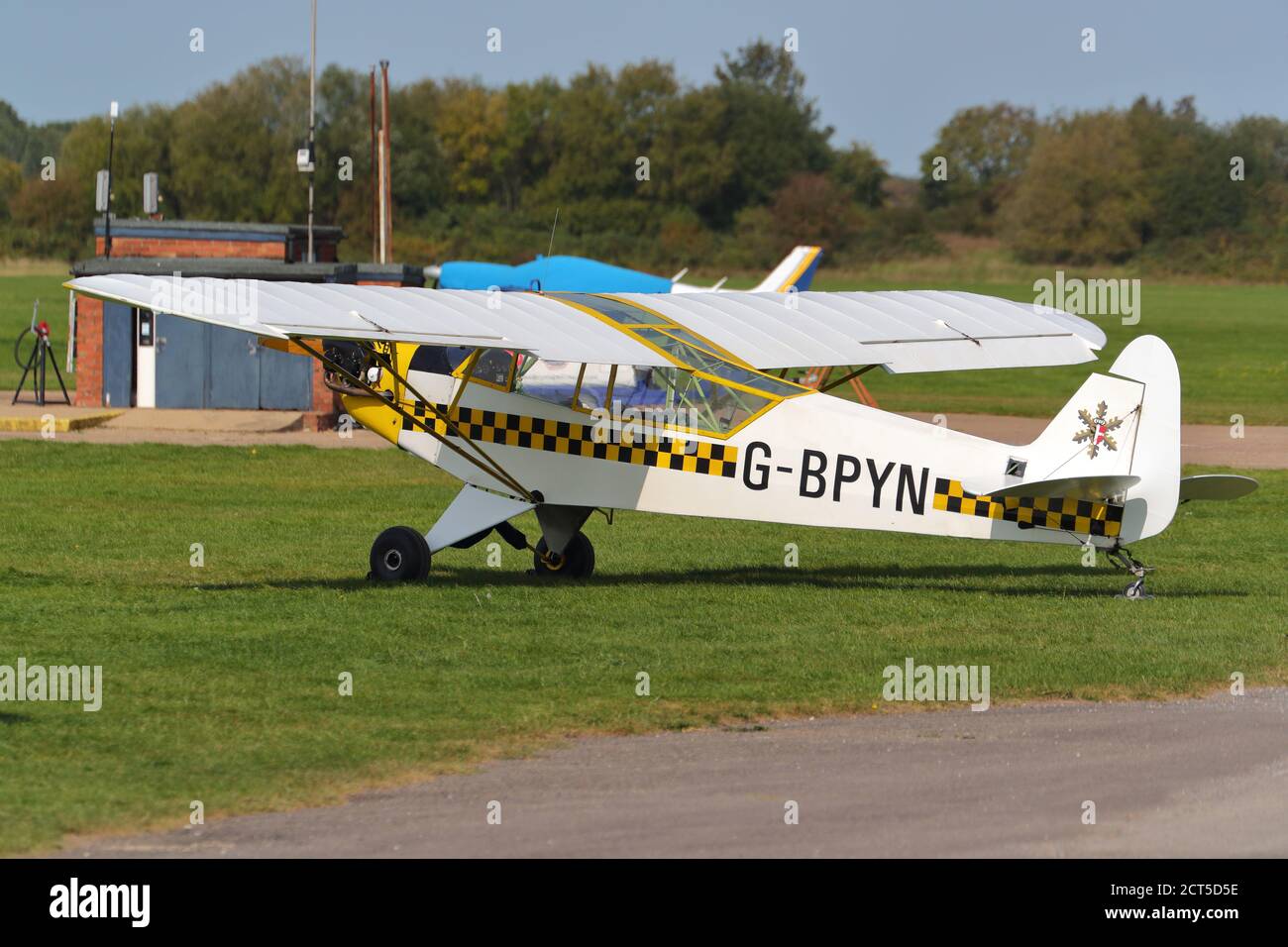 Piper J3C-65 G-BPYN parcheggiato a White Waltham Airfield, Regno Unito Foto Stock