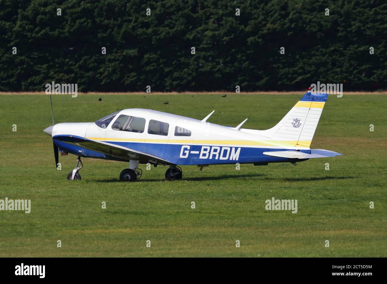 Piper PA-28 G-BRDM parcheggiata presso l'aeroporto White Waltham Airfield, Regno Unito Foto Stock