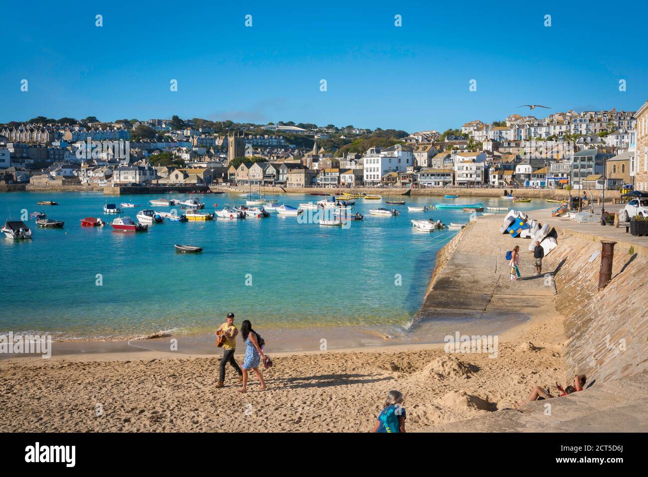 Città di mare in Inghilterra, vista in estate dell'area portuale nella località turistica di St Ives, Cornovaglia, Inghilterra sud-occidentale, Regno Unito Foto Stock