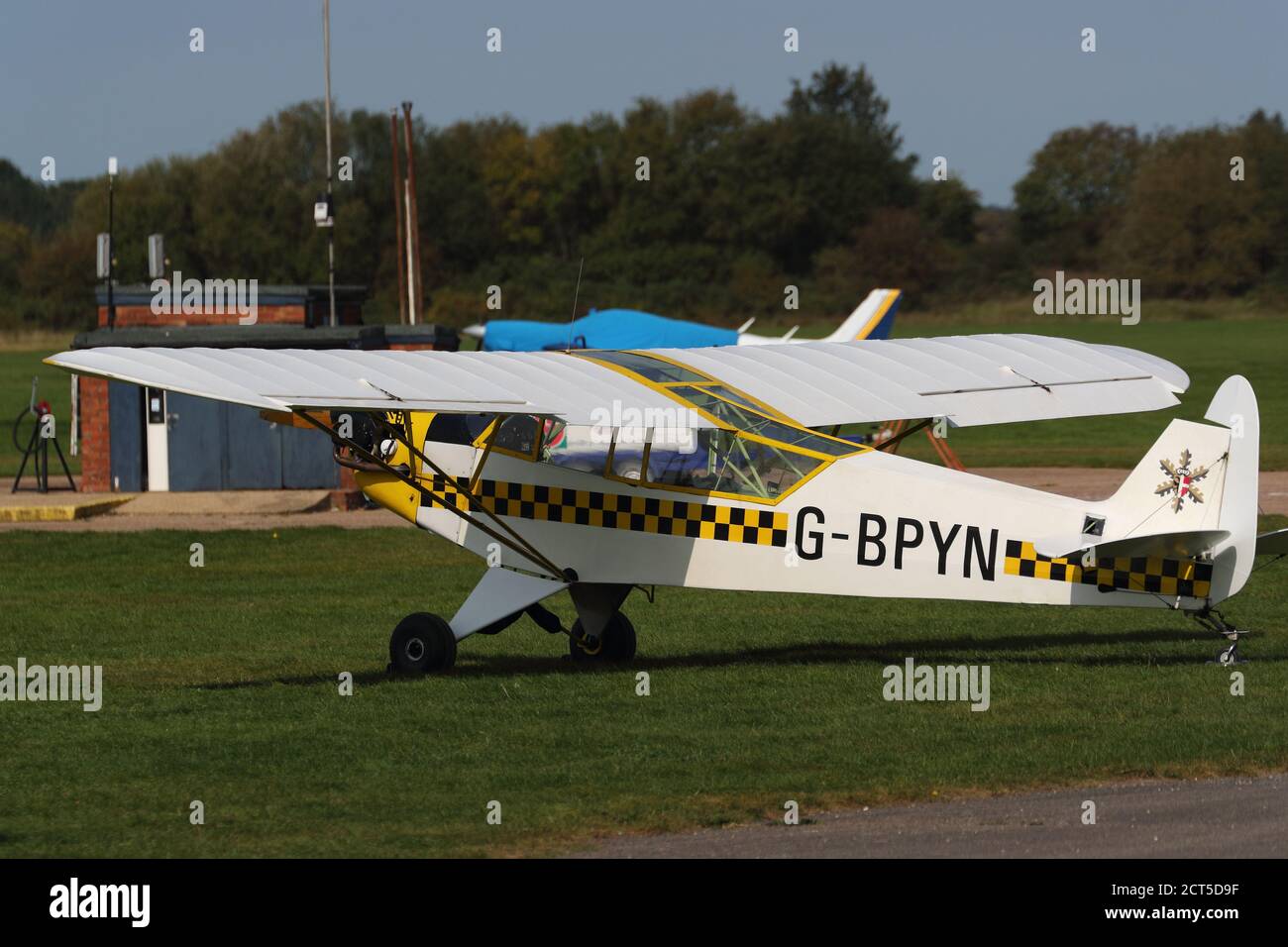Piper J3C-65 G-BPYN parcheggiato a White Waltham Airfield, Regno Unito Foto Stock