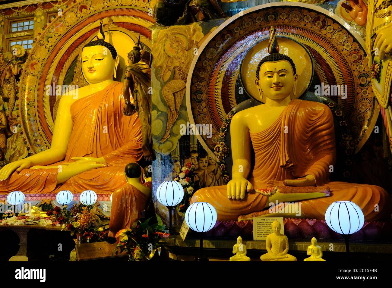 Sri Lanka Colombo - Vecchio tempio buddista statue di Buddha Gangaramaya Foto Stock