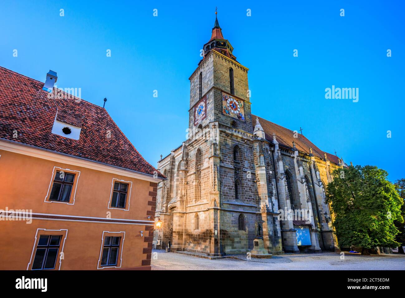 Brasov, Romania. Chiesa Nera nella piazza della città vecchia (Piata Sfatului). Foto Stock