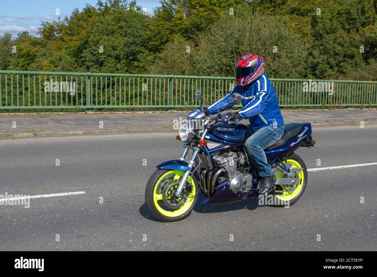 1999 Blue Suzuki 600 X; motociclista; due ruote di trasporto, moto, veicolo, strada, moto, motociclisti di Chorley, Regno Unito Foto Stock