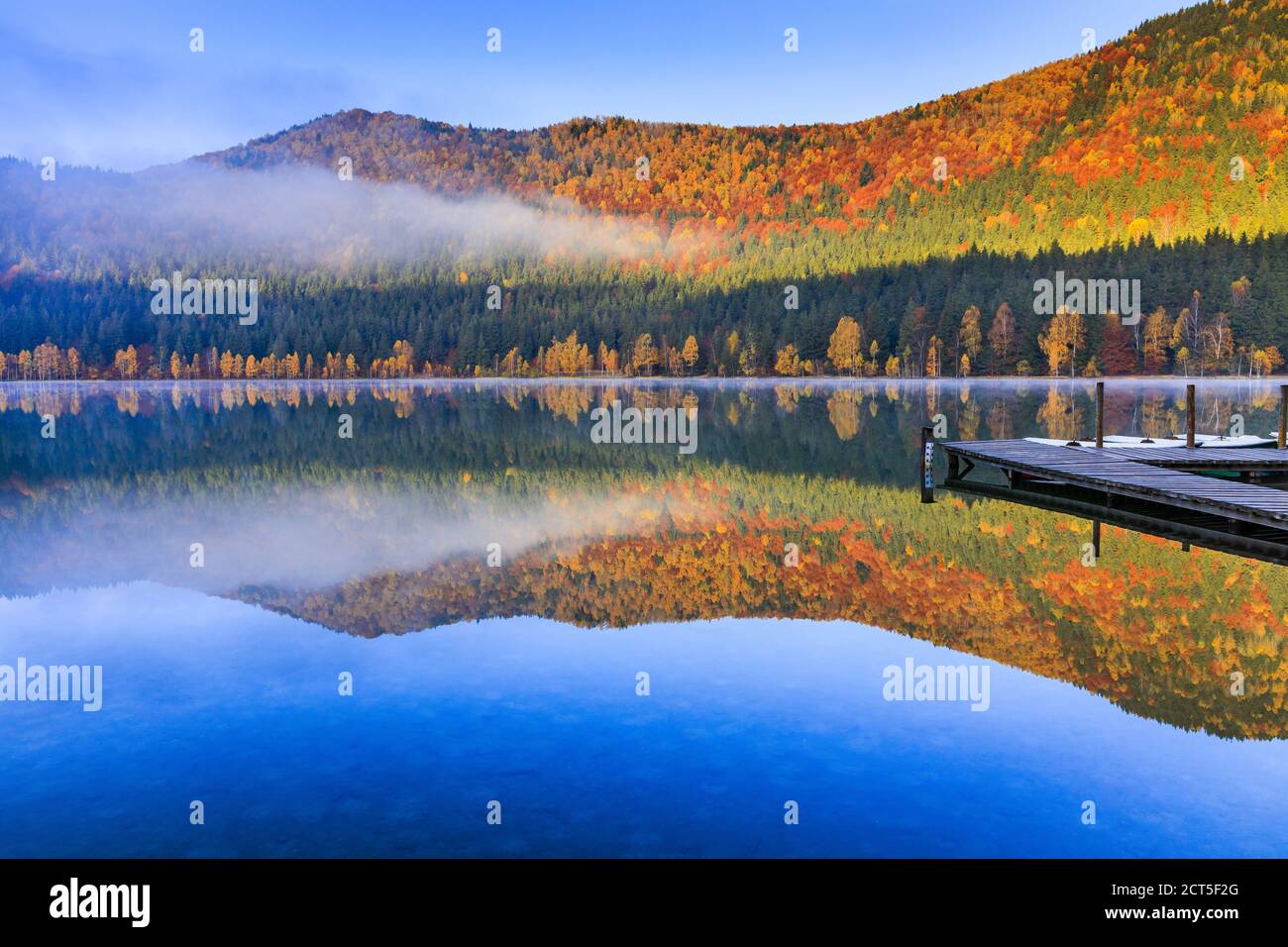 Contea di Harghita, Romania. Paesaggio autunnale al lago di Saint Anne (SF Ana). Foto Stock
